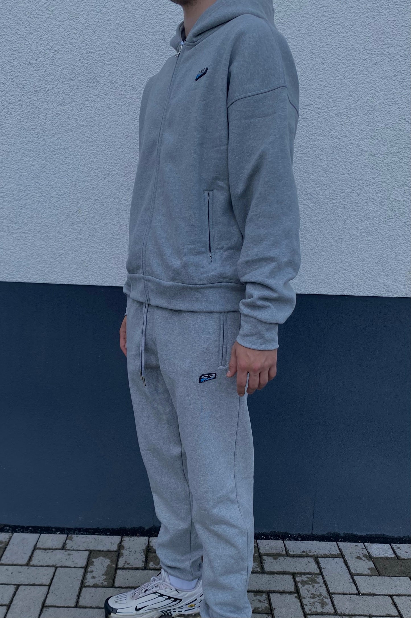 "5DREI" JOGGER WITH 3D RUBBER PATCH GRAY